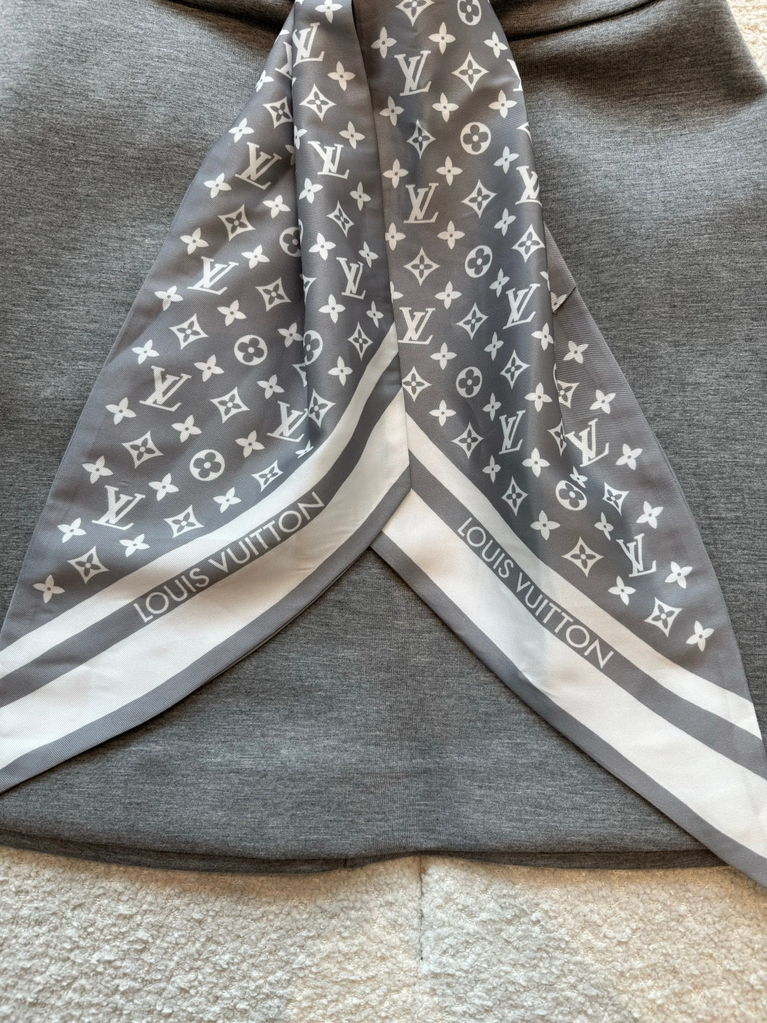 모노그램 스카프 셋업 (Monogram scarf set)
