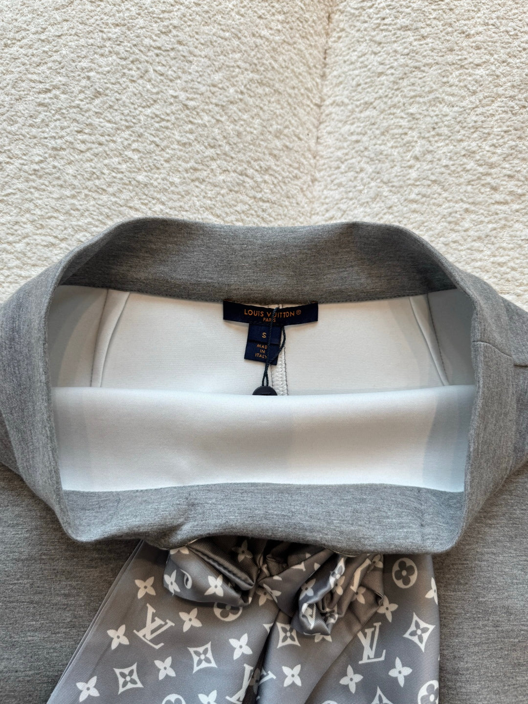 모노그램 스카프 셋업 (Monogram scarf set)