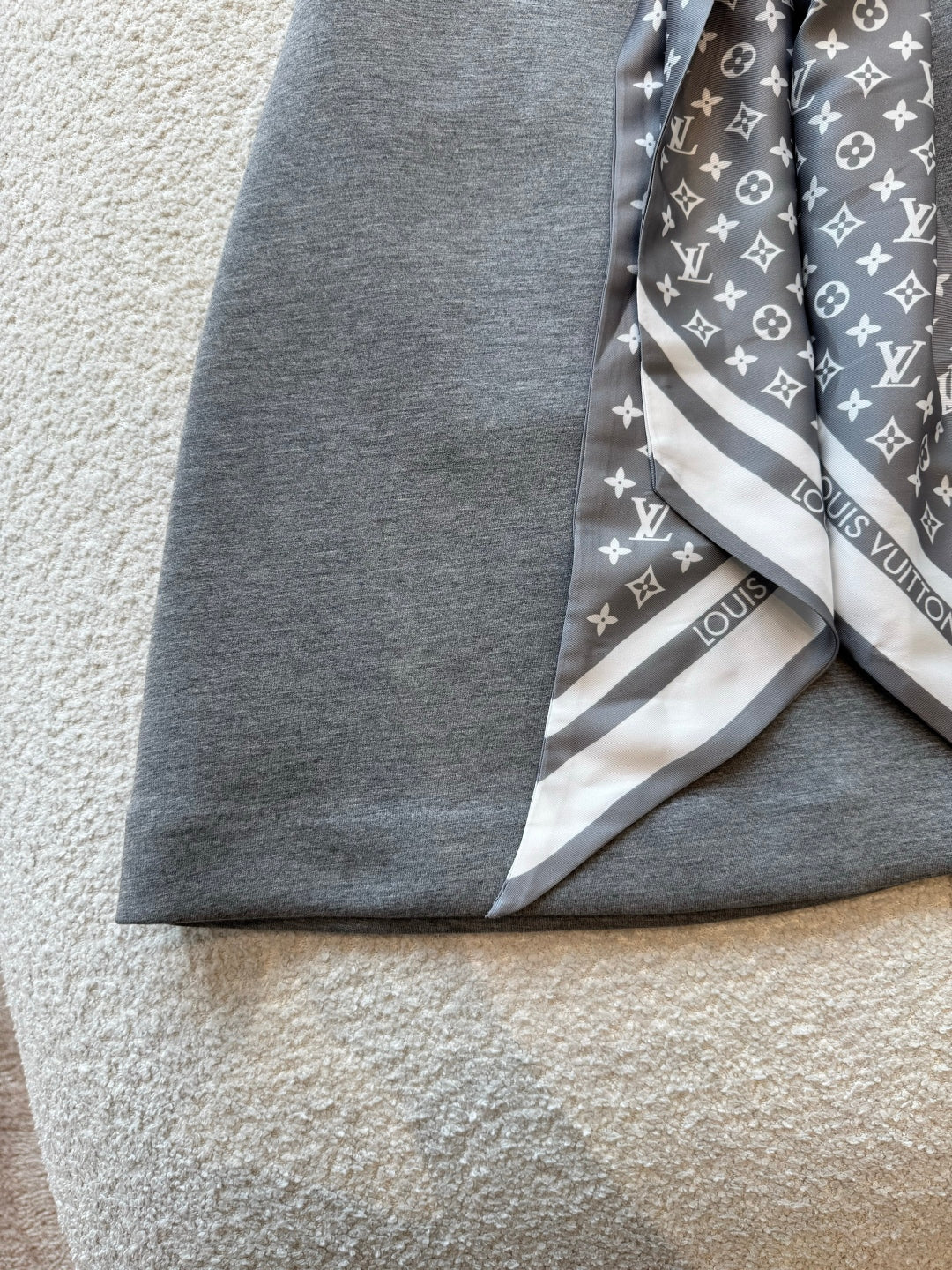 모노그램 스카프 셋업 (Monogram scarf set)