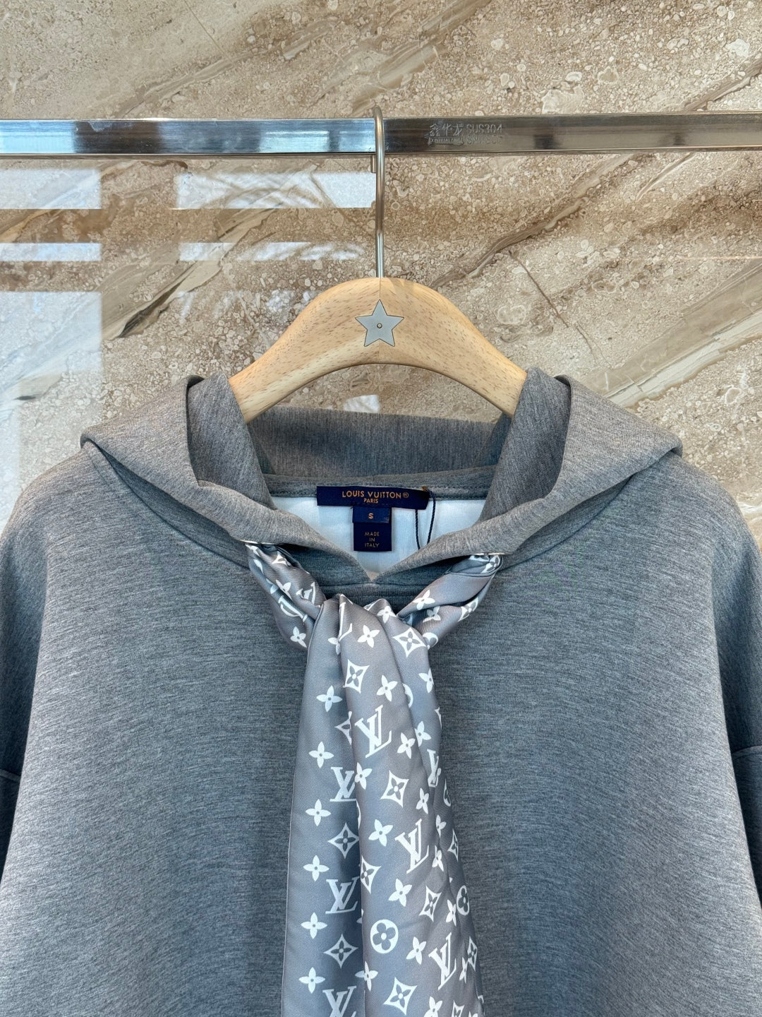 모노그램 스카프 셋업 (Monogram scarf set)