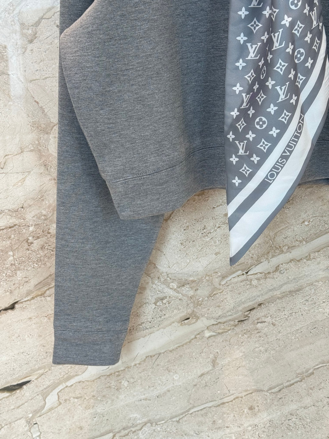 모노그램 스카프 셋업 (Monogram scarf set)
