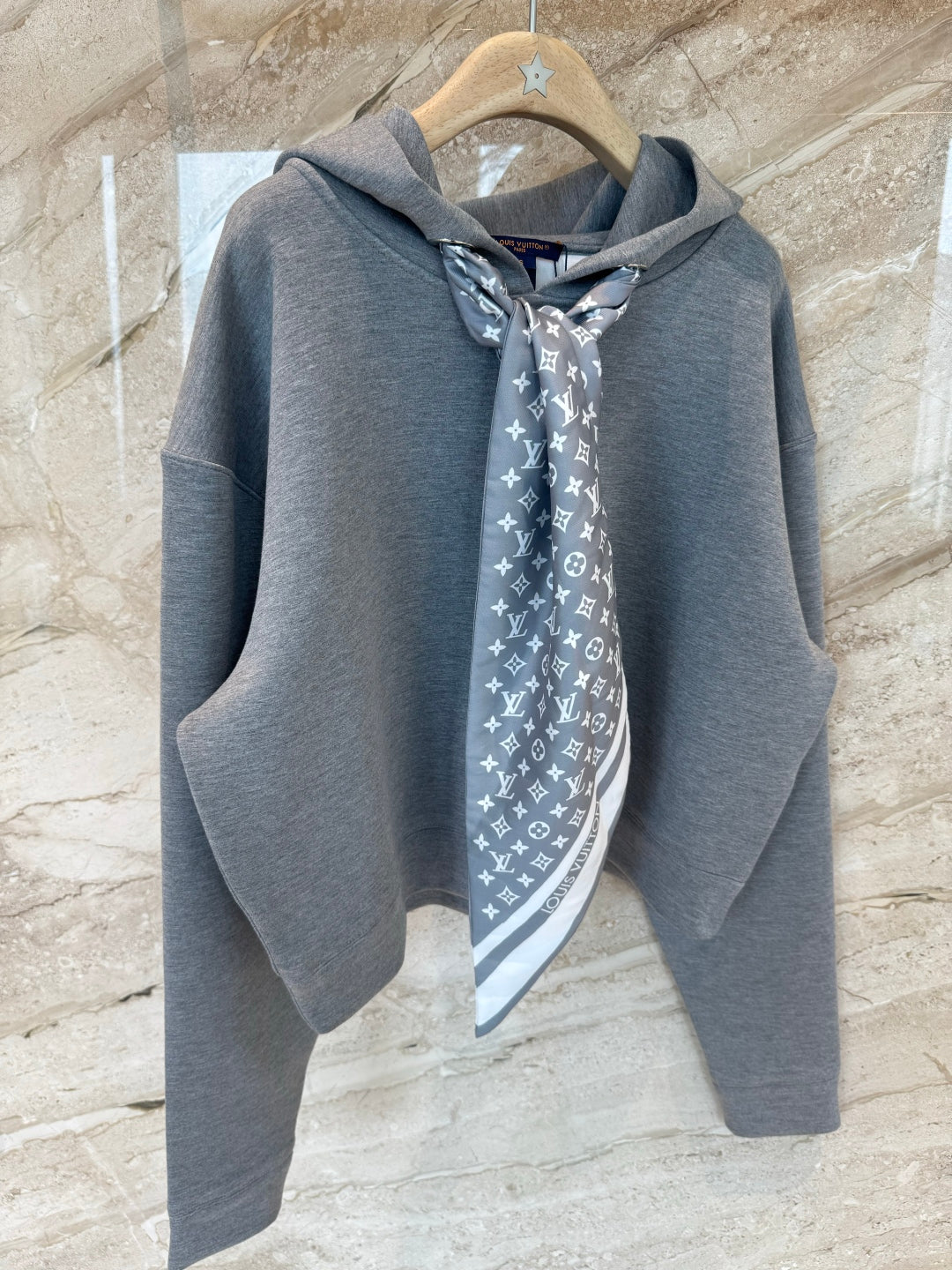 모노그램 스카프 셋업 (Monogram scarf set)