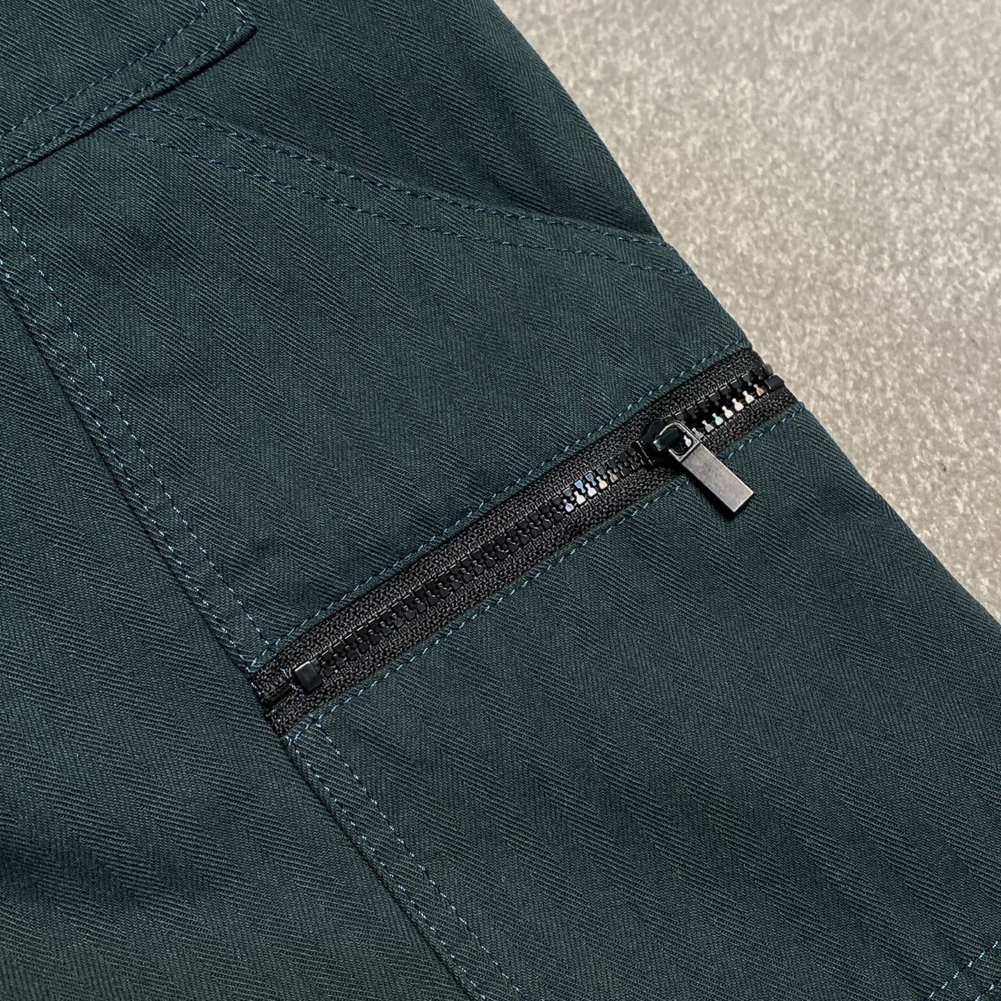 헤링본 코튼 카고바지 (Herringbone Cotton Cargo Pants)