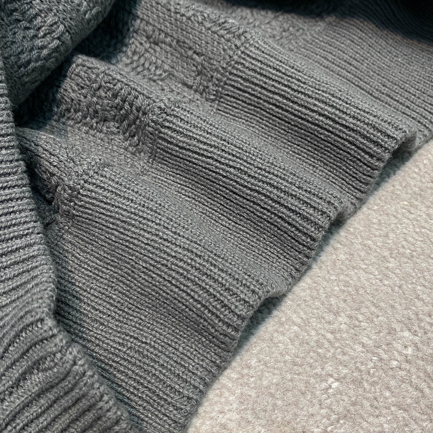 블렌드 니트맨투맨 (Blended knit man-to-man)