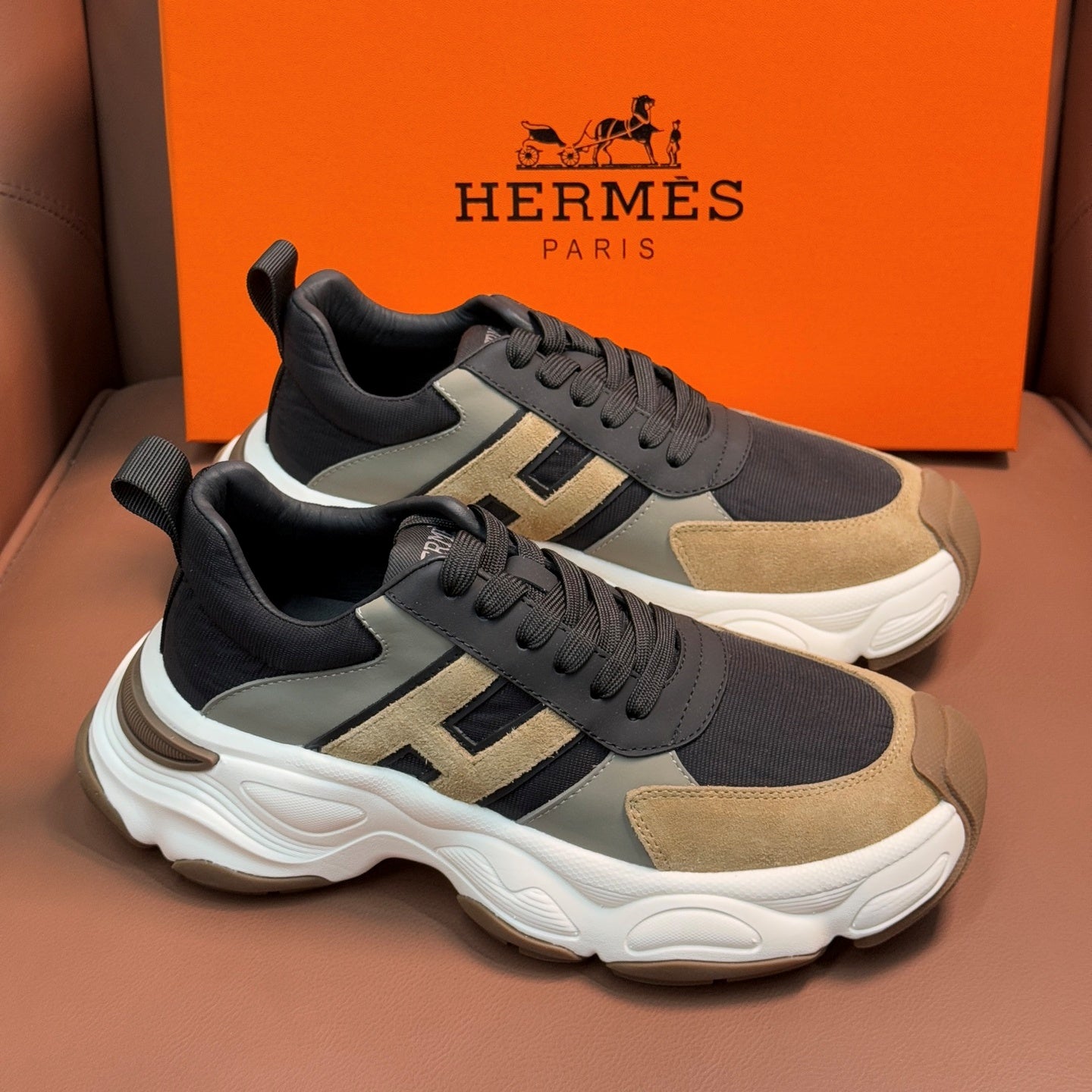 H 패턴 스니커즈 (H pattern sneakers)