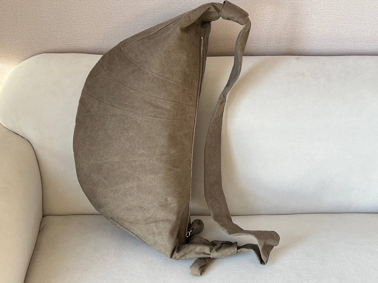 크루아상 백 (croissant bag)