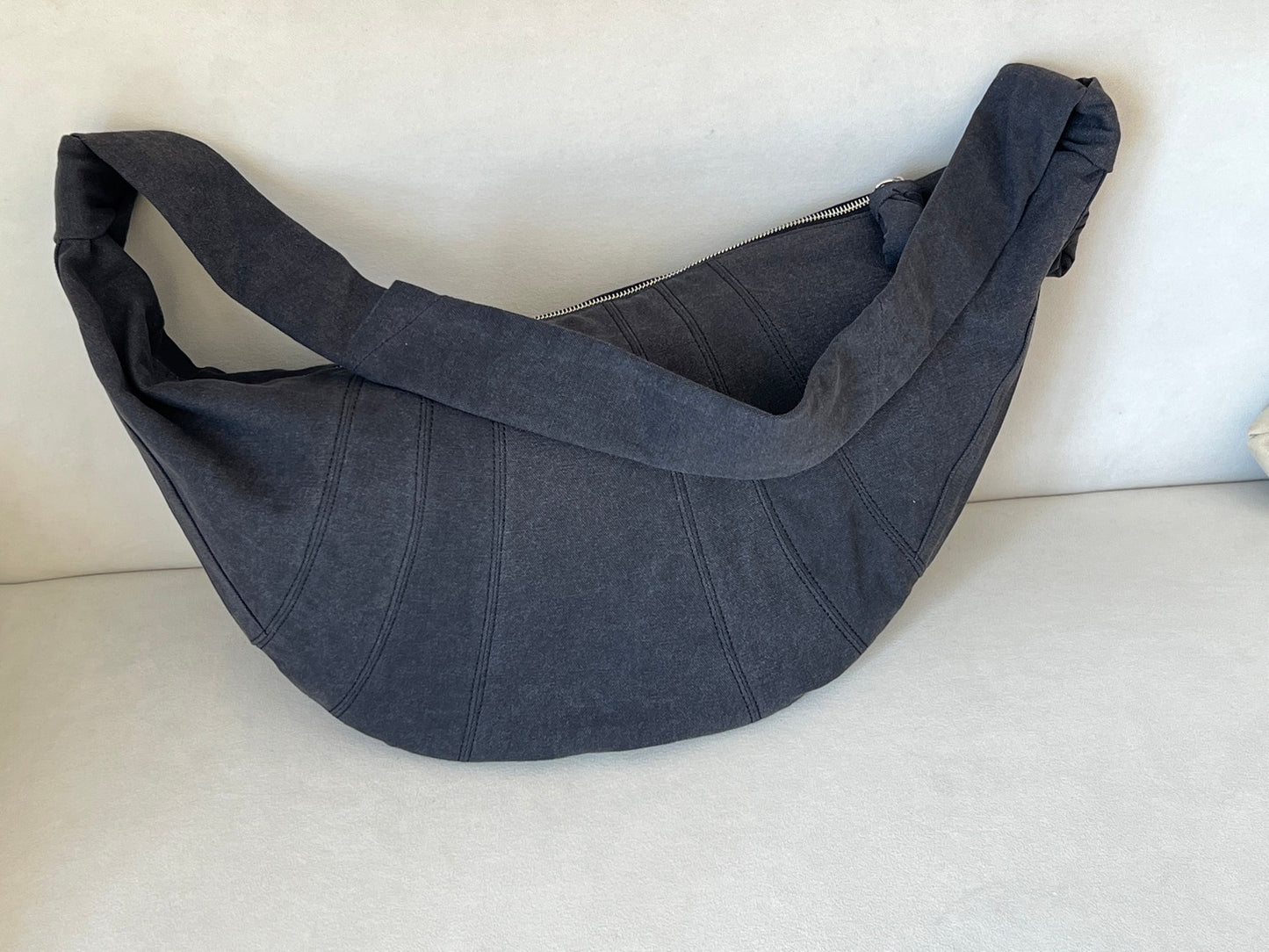 크루아상 백 (croissant bag)