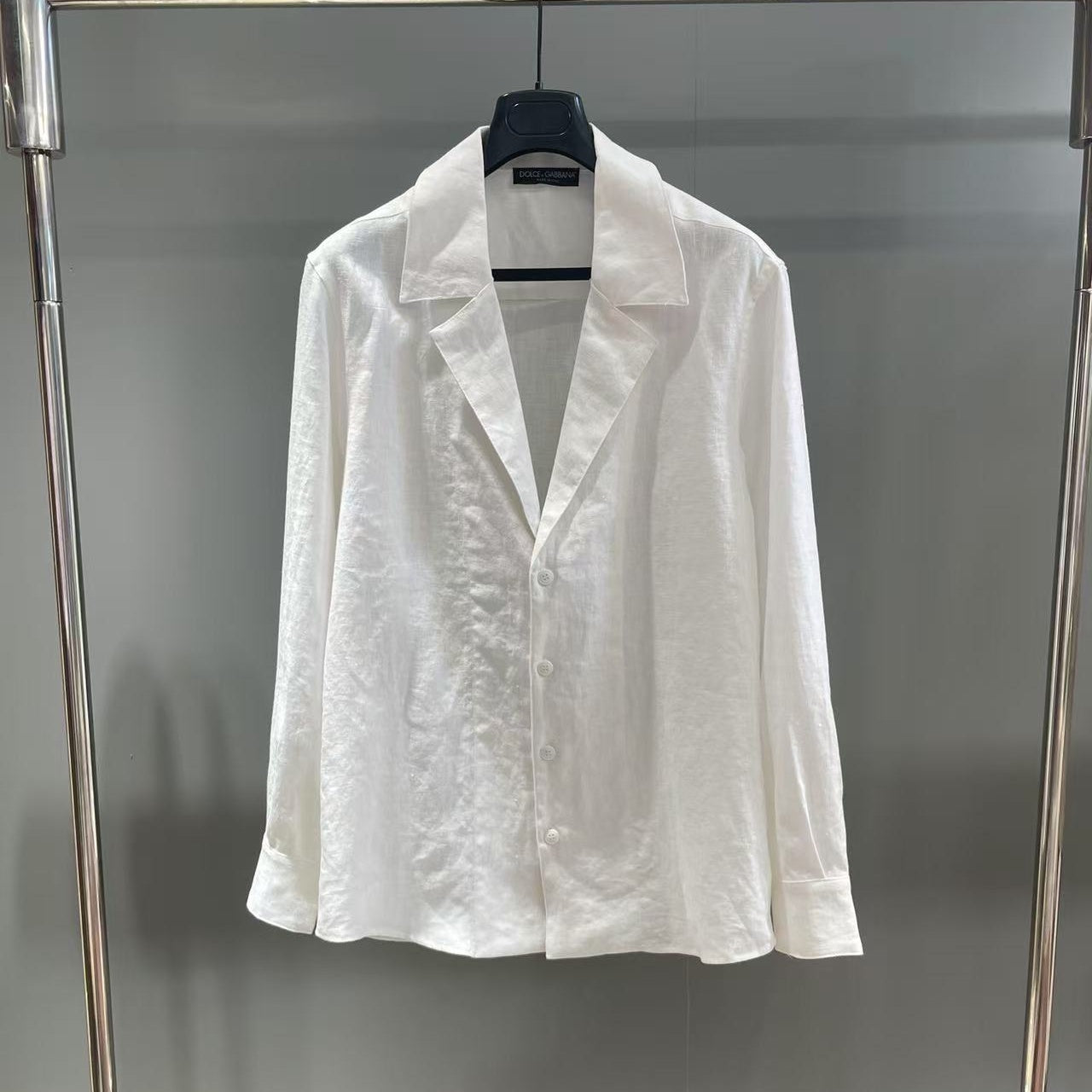브이넥 긴팔 셔츠 (V-neck long-sleeve shirt)