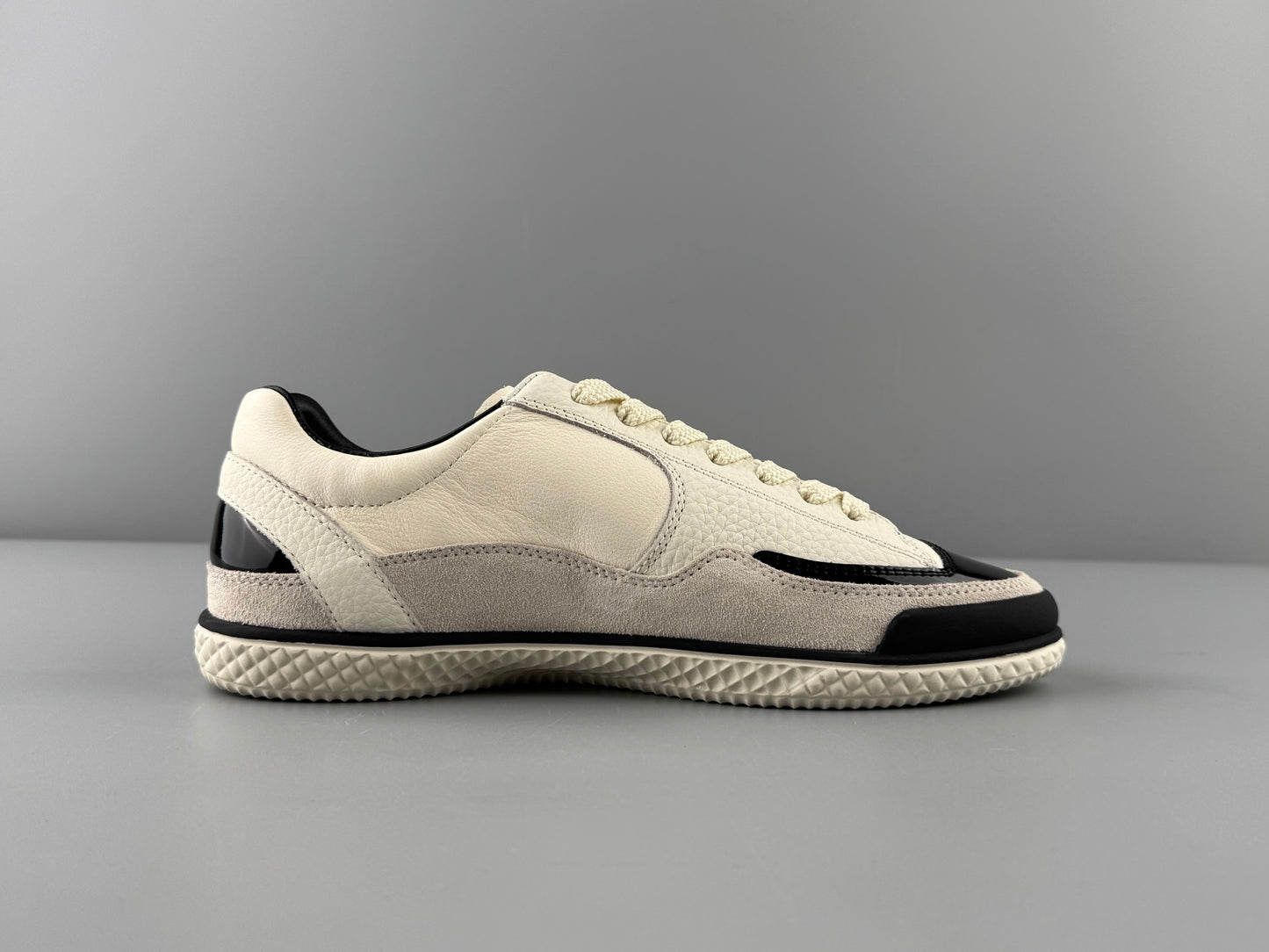 에나멜 스니커즈 (enamel sneakers)