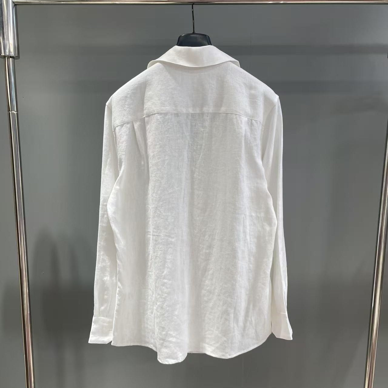 브이넥 긴팔 셔츠 (V-neck long-sleeve shirt)