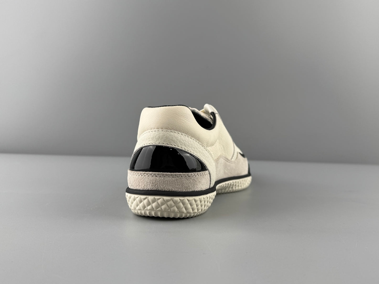 에나멜 스니커즈 (enamel sneakers)