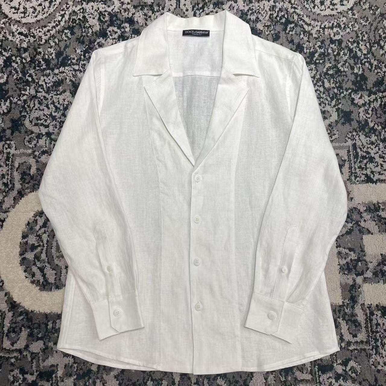 브이넥 긴팔 셔츠 (V-neck long-sleeve shirt)