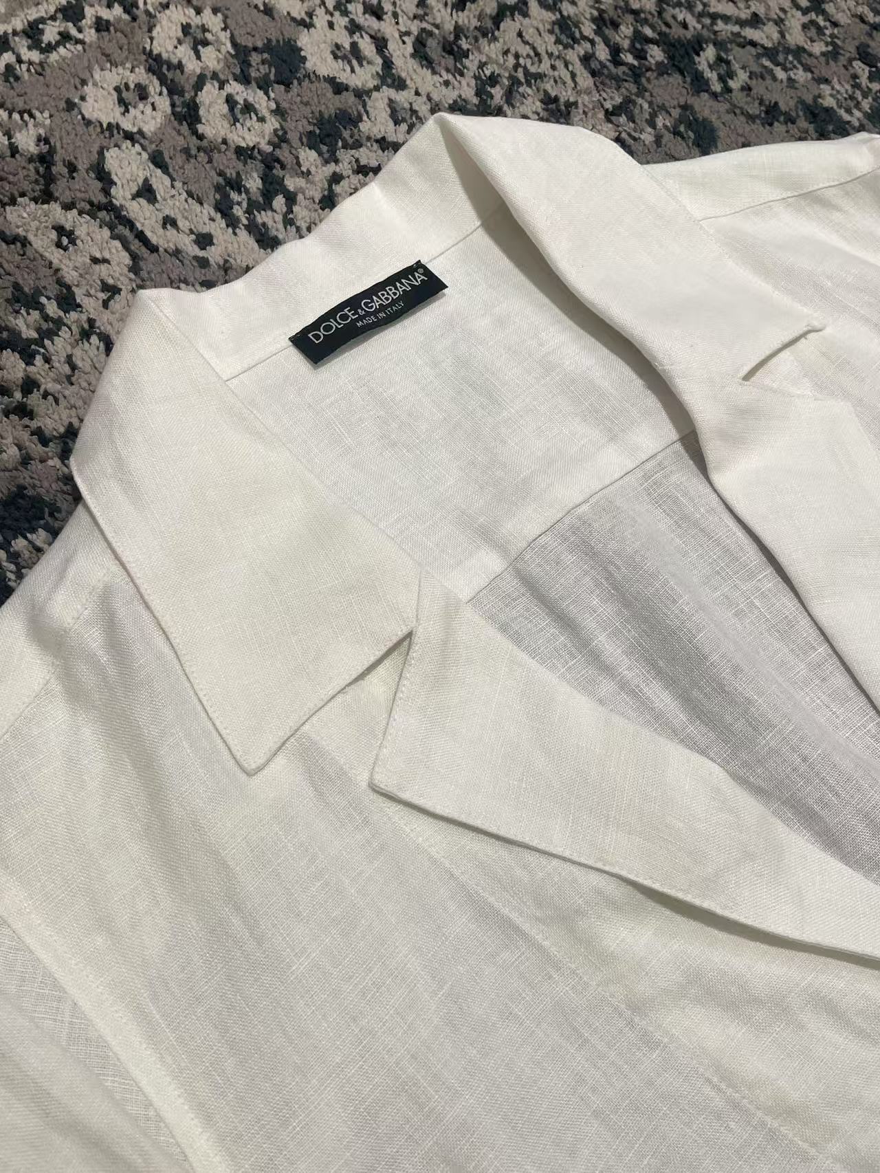 브이넥 긴팔 셔츠 (V-neck long-sleeve shirt)