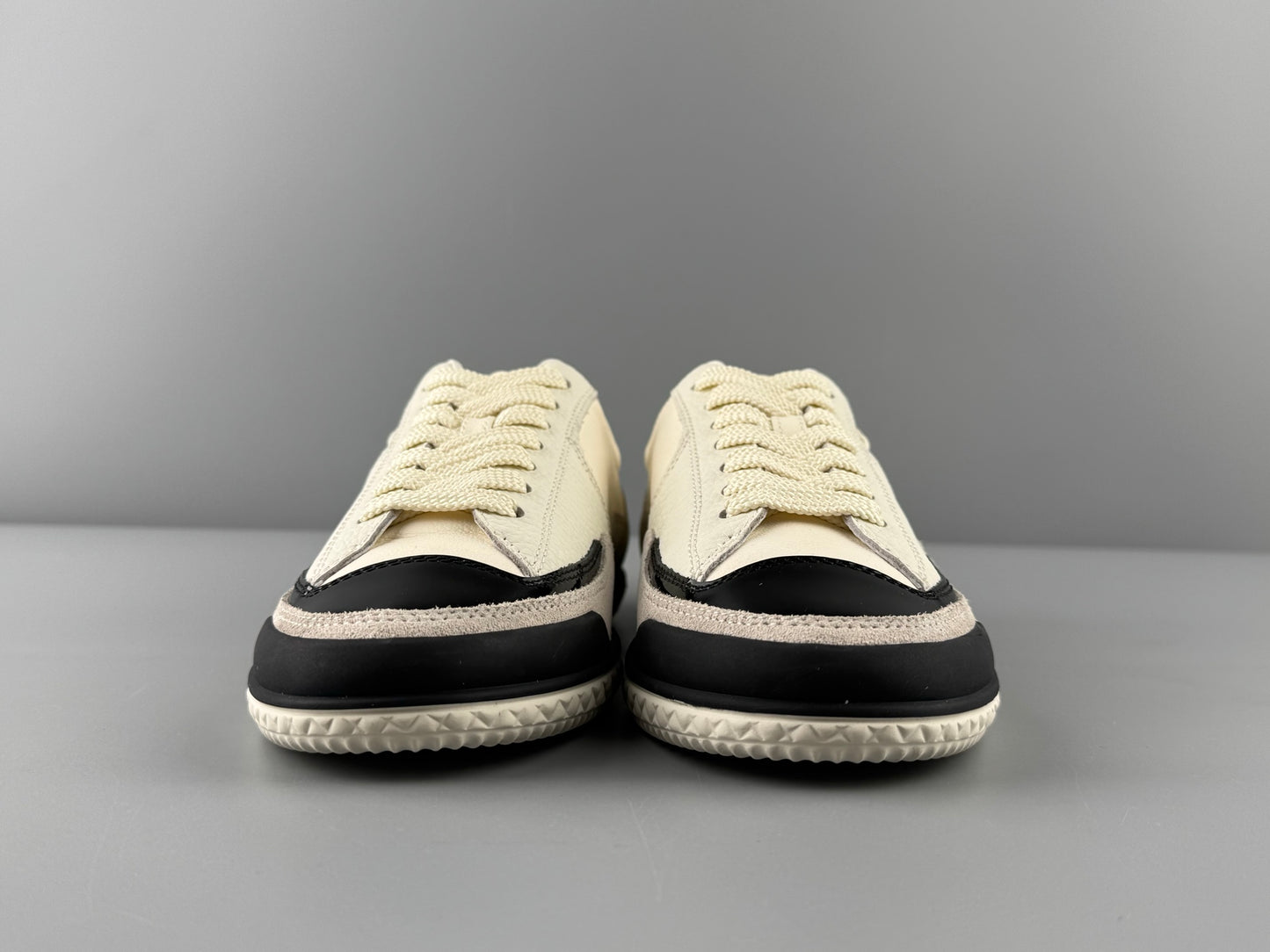 에나멜 스니커즈 (enamel sneakers)