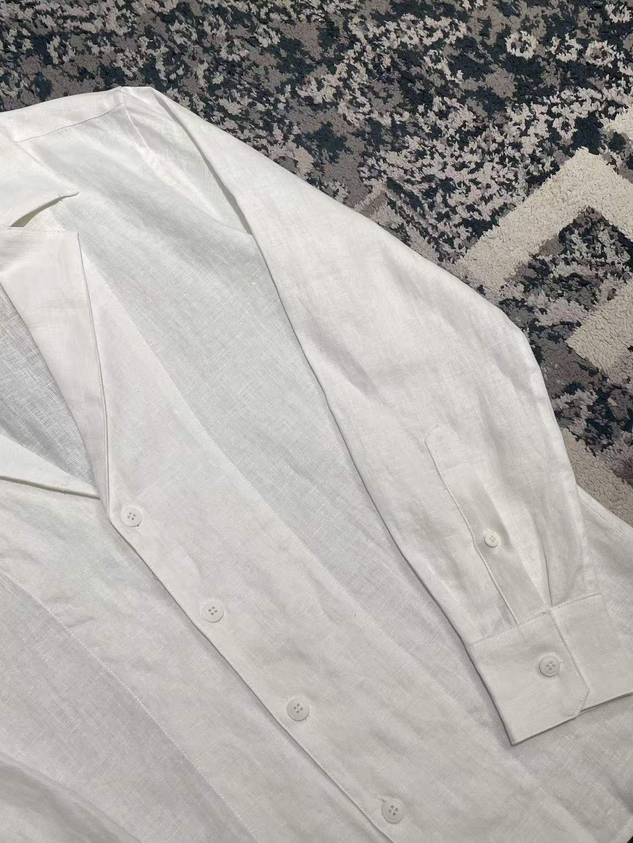 브이넥 긴팔 셔츠 (V-neck long-sleeve shirt)