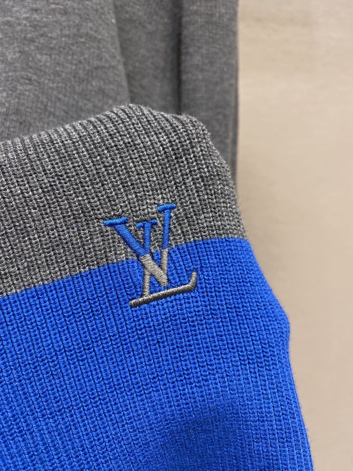 컬러블록 니트 맨투맨 (Color-block knit sweatshirt)