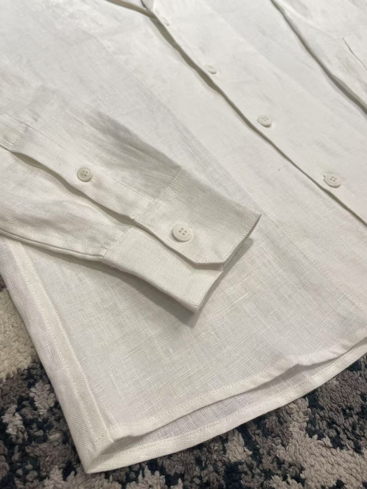 브이넥 긴팔 셔츠 (V-neck long-sleeve shirt)