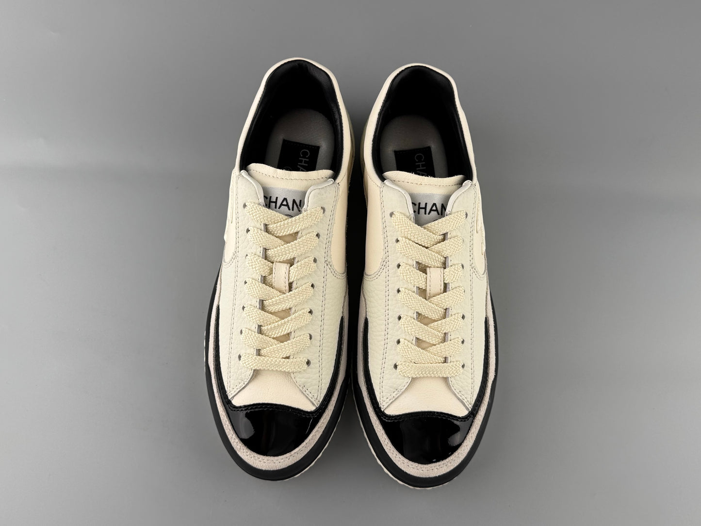 에나멜 스니커즈 (enamel sneakers)
