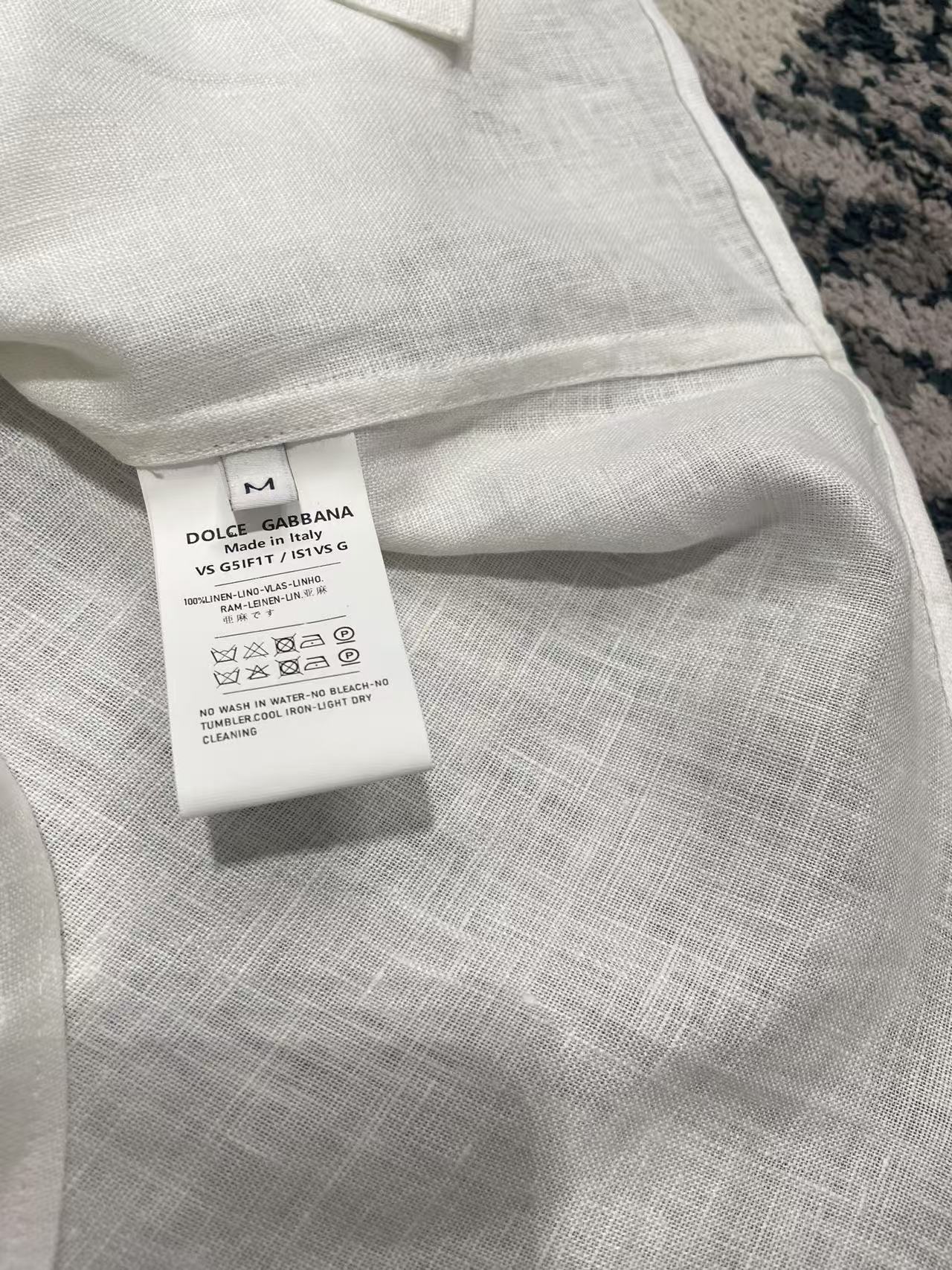 브이넥 긴팔 셔츠 (V-neck long-sleeve shirt)