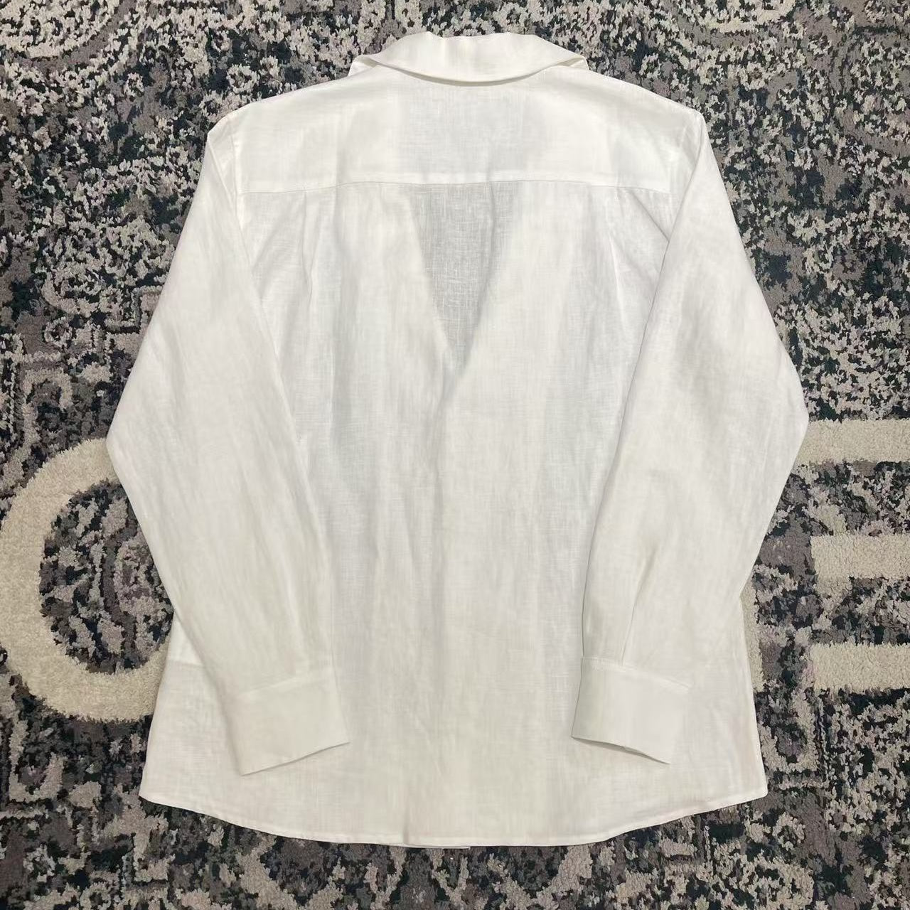 브이넥 긴팔 셔츠 (V-neck long-sleeve shirt)
