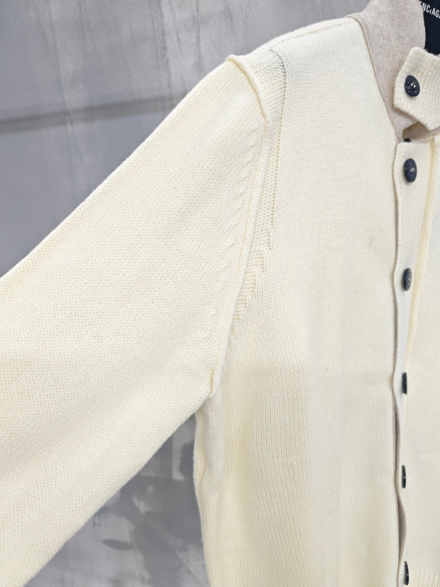 하이넥 버튼업 가디건 (High-neck button-up cardigan)