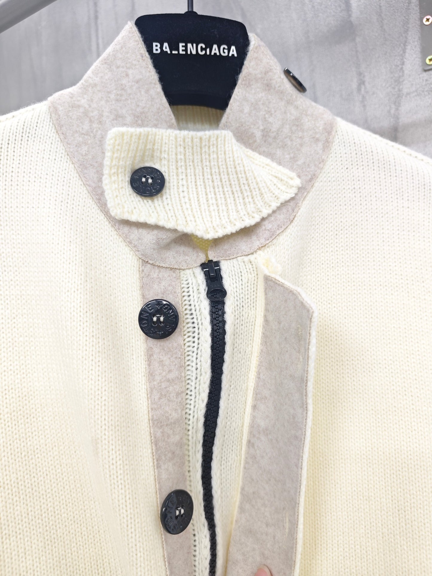 하이넥 버튼업 가디건 (High-neck button-up cardigan)