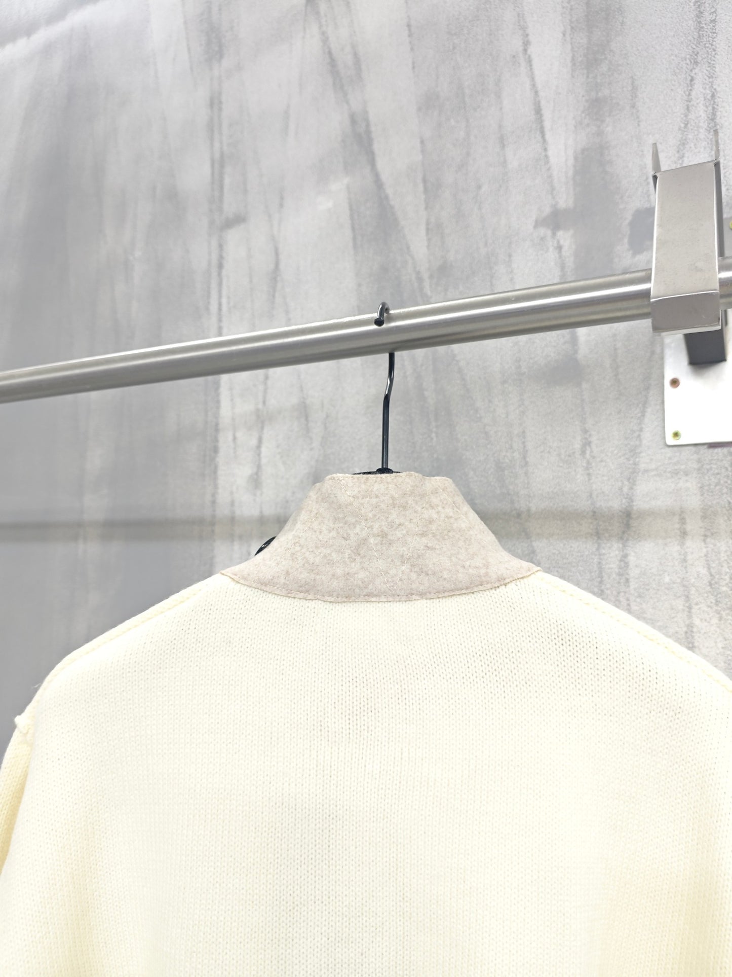 하이넥 버튼업 가디건 (High-neck button-up cardigan)
