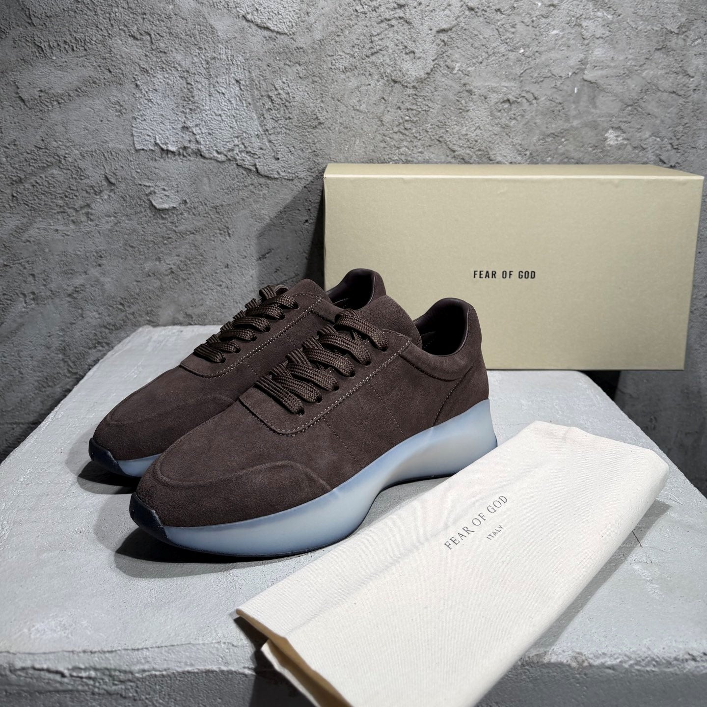 로우탑 스니커즈 (Low-top sneakers)
