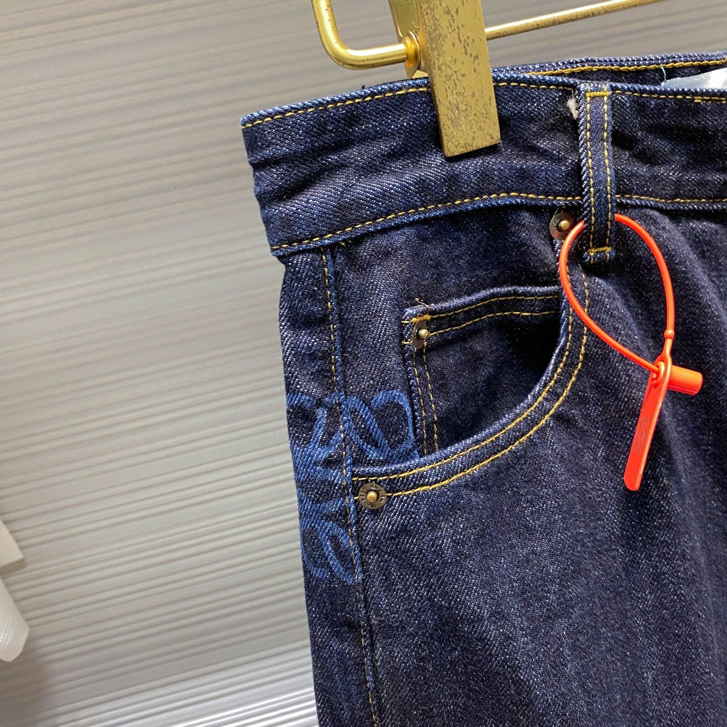 테이퍼드 청바지 (Tapered Jeans)