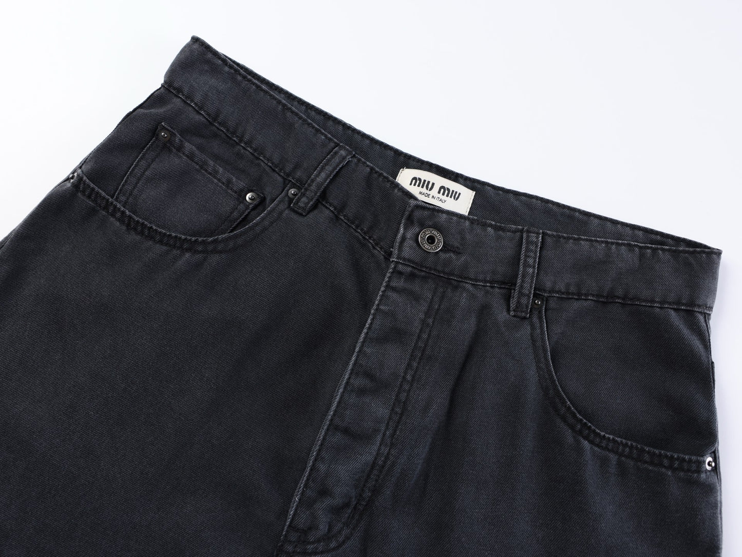 워싱 디스트레스드 데님 진 (Washed distressed denim jeans)
