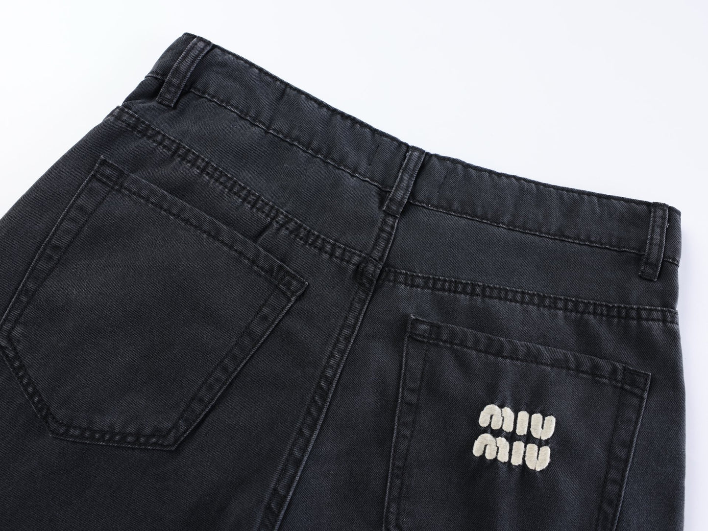 워싱 디스트레스드 데님 진 (Washed distressed denim jeans)