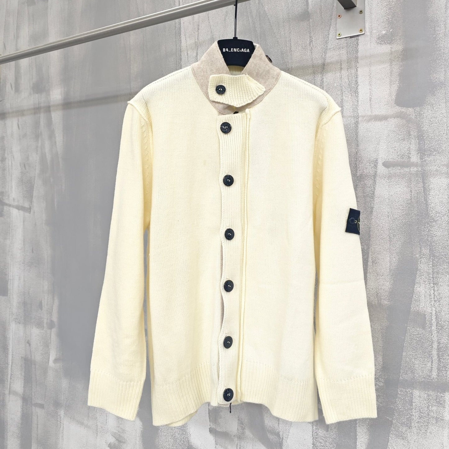 하이넥 버튼업 가디건 (High-neck button-up cardigan)