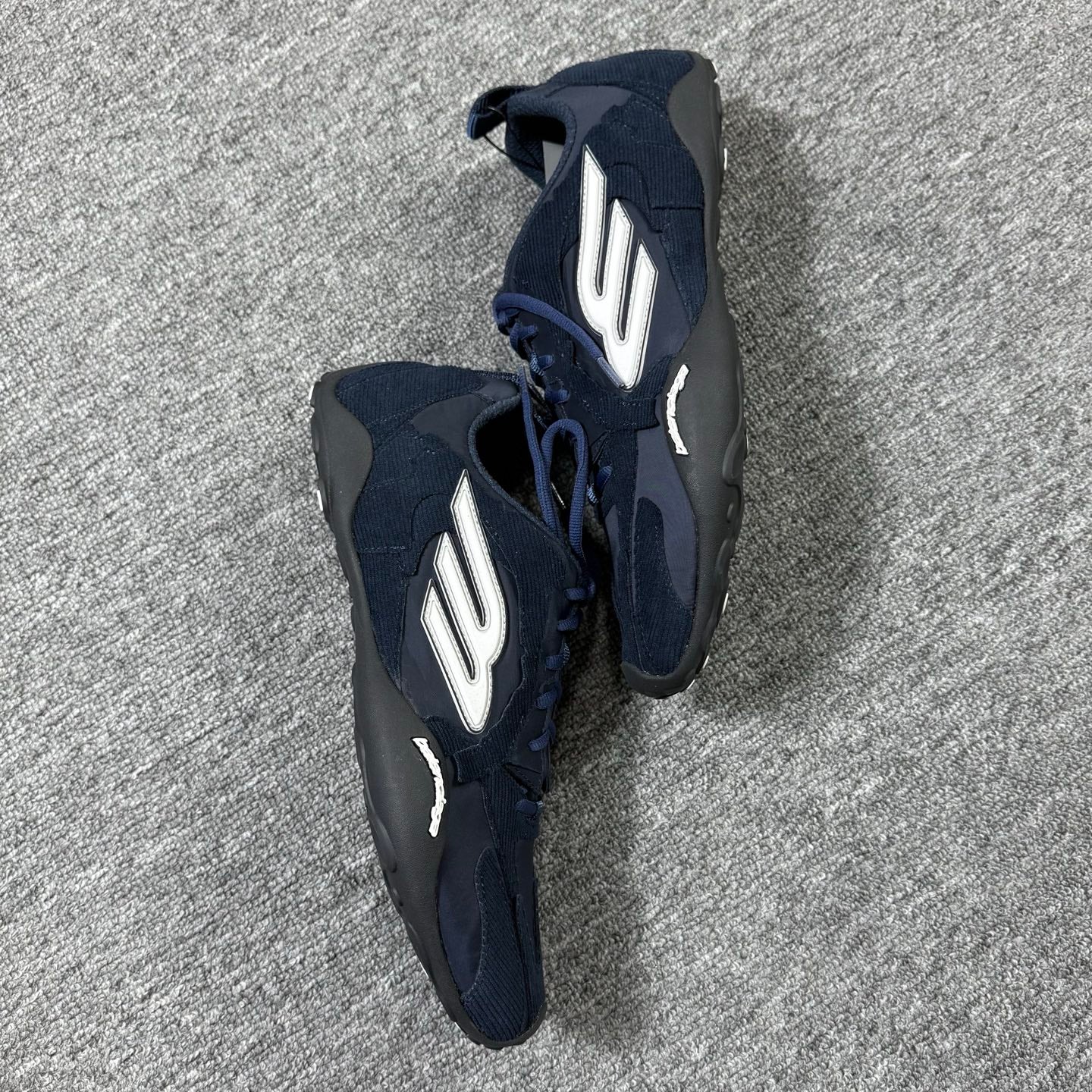 먼데이 울트라 스니커즈 (Monday Ultra Sneakers)