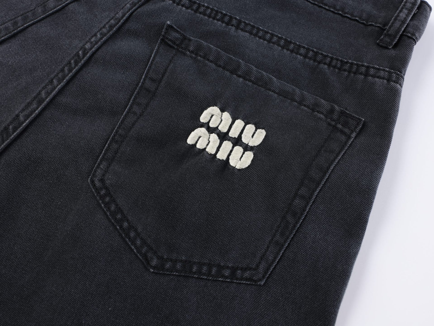 워싱 디스트레스드 데님 진 (Washed distressed denim jeans)