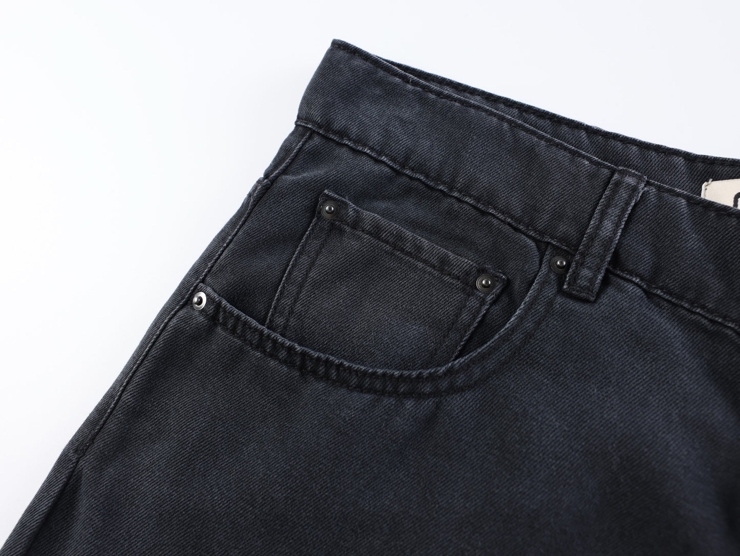 워싱 디스트레스드 데님 진 (Washed distressed denim jeans)