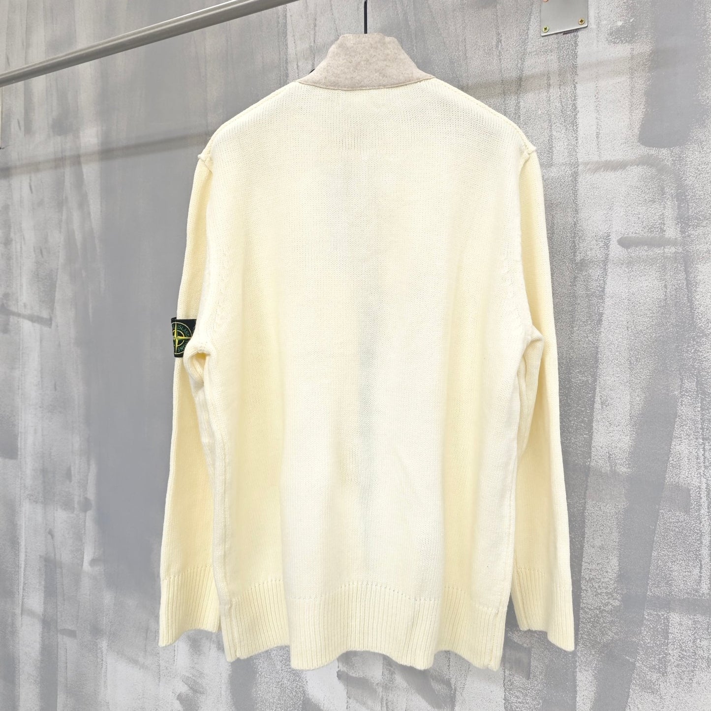 하이넥 버튼업 가디건 (High-neck button-up cardigan)