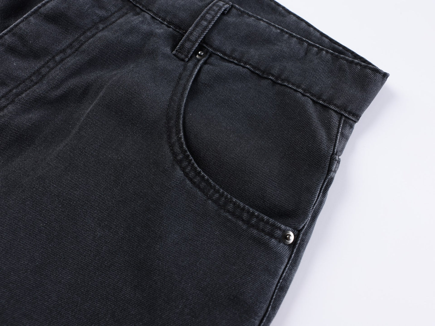 워싱 디스트레스드 데님 진 (Washed distressed denim jeans)