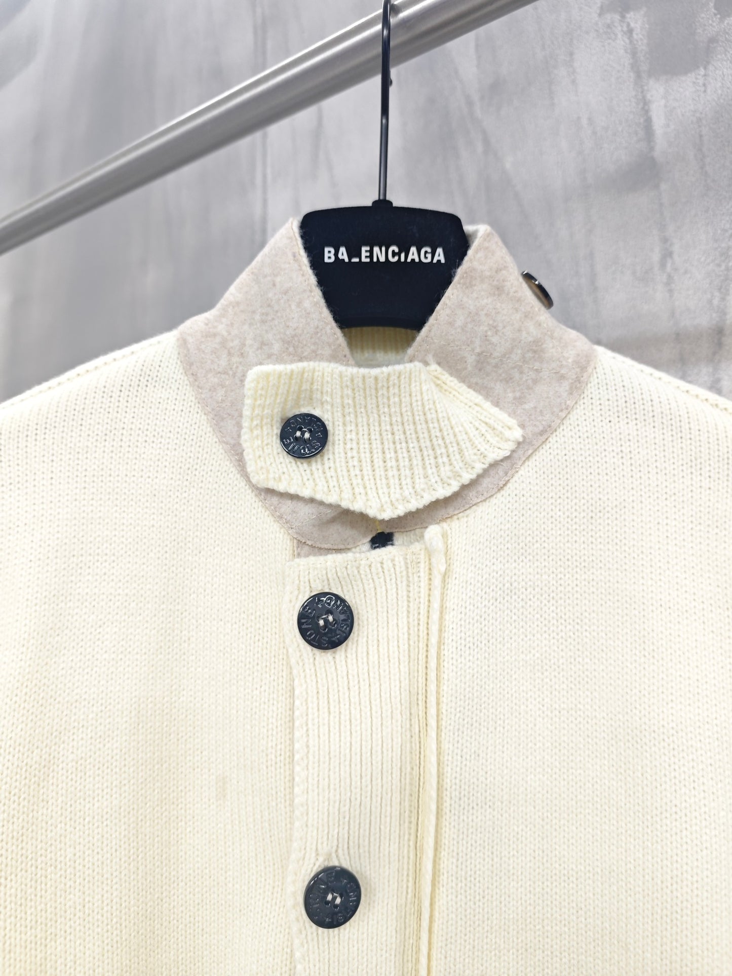 하이넥 버튼업 가디건 (High-neck button-up cardigan)