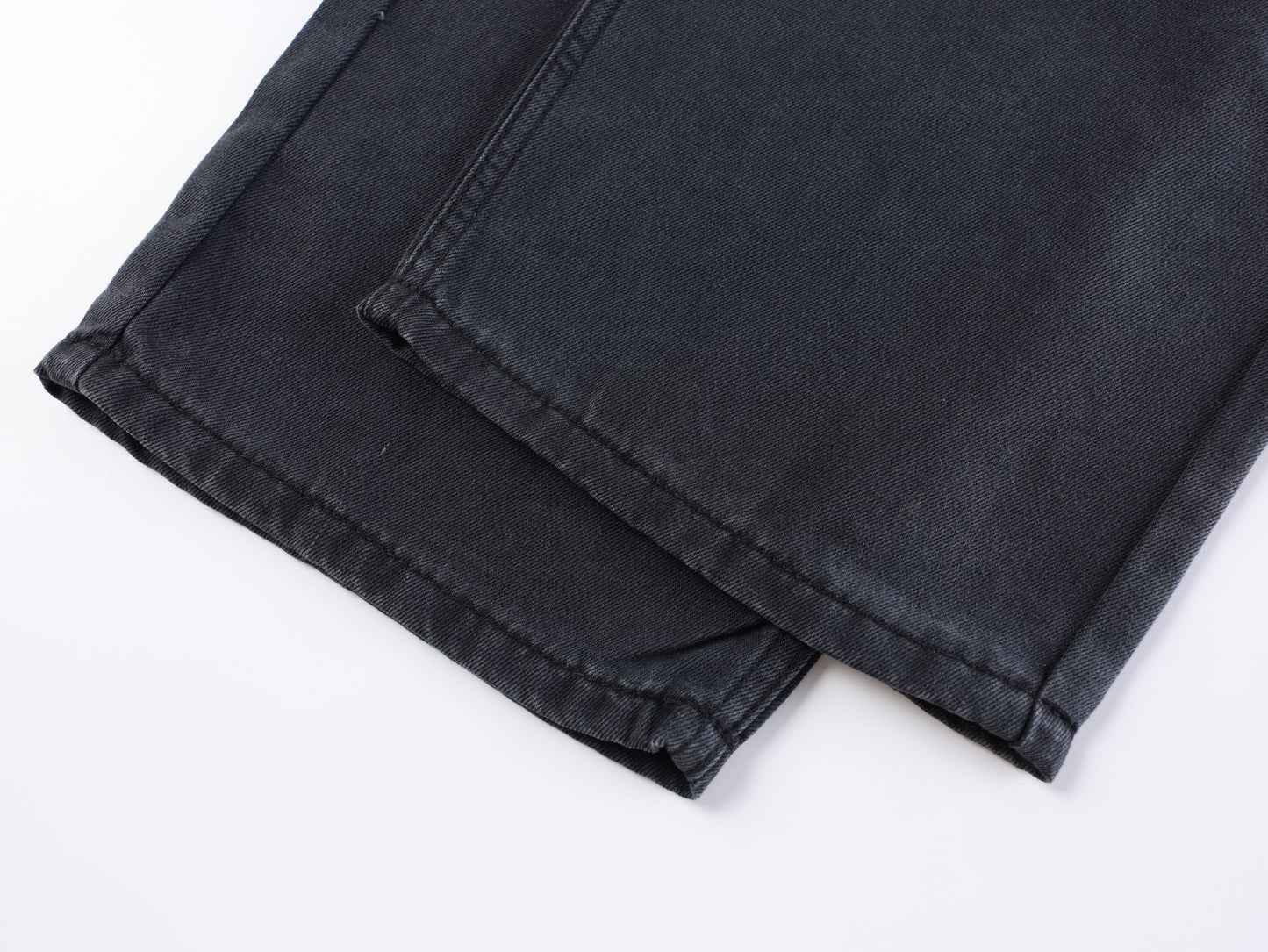 워싱 디스트레스드 데님 진 (Washed distressed denim jeans)