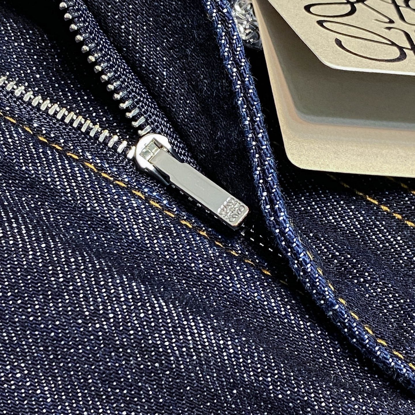 테이퍼드 청바지 (Tapered Jeans)