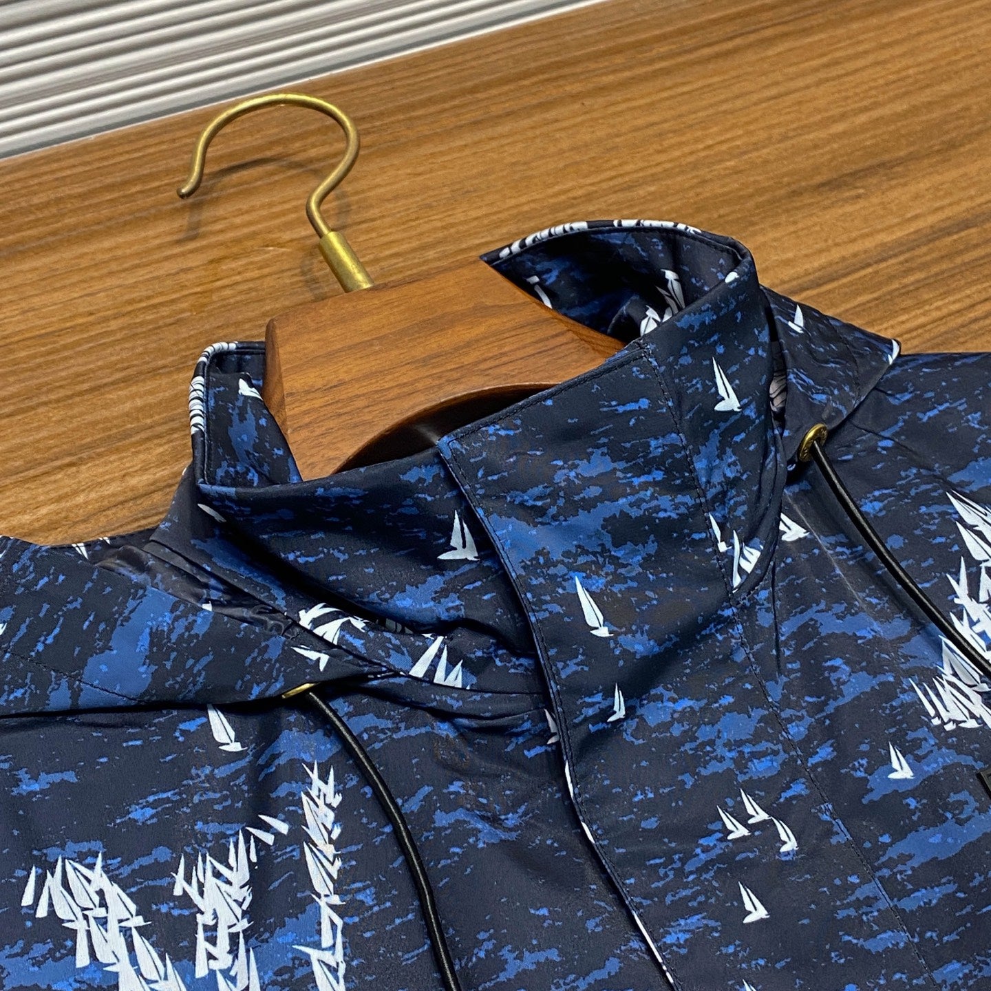 다크블루 윈드브레이커 (dark blue windbreaker)