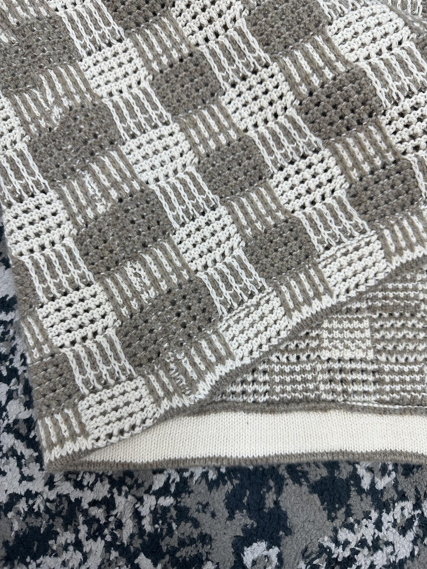 톤온톤 체크 가디건 (Tone-on-tone check cardigan)