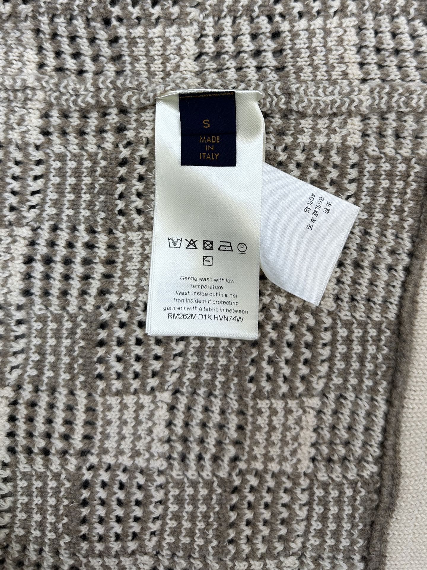 톤온톤 체크 가디건 (Tone-on-tone check cardigan)