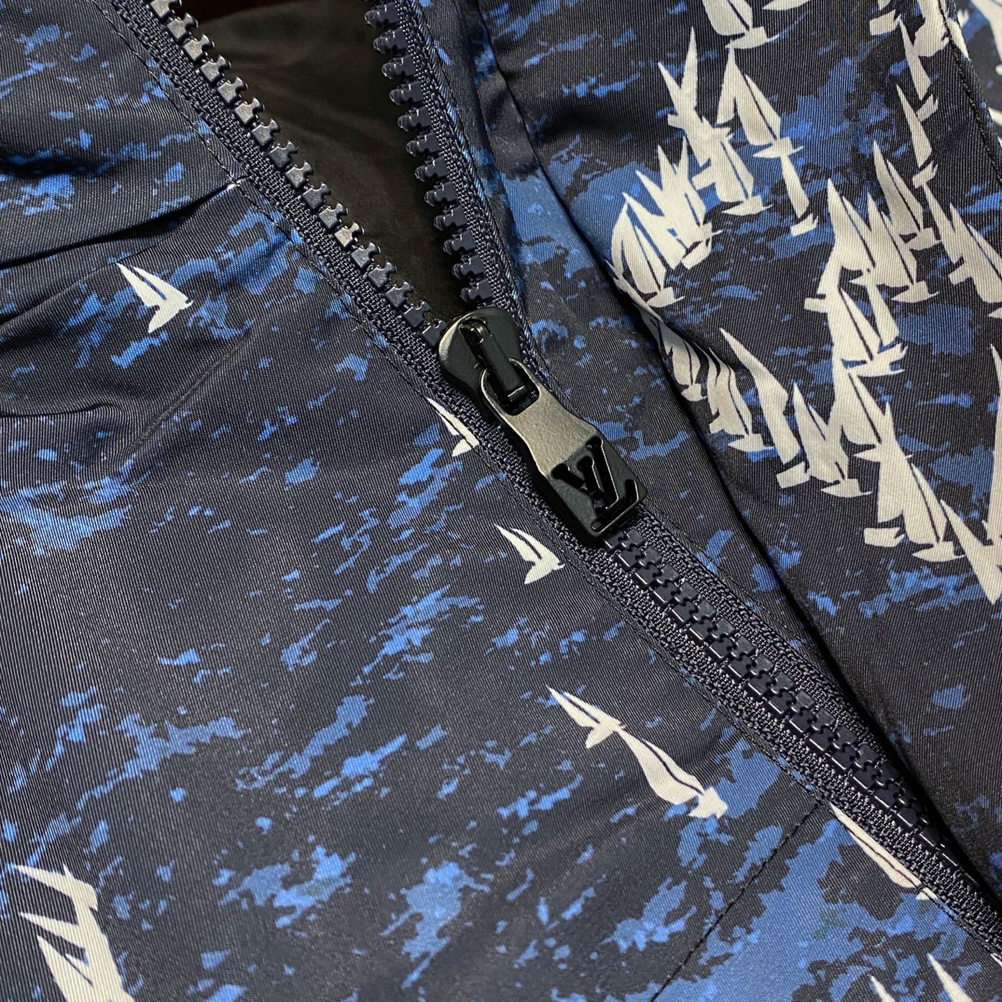 다크블루 윈드브레이커 (dark blue windbreaker)