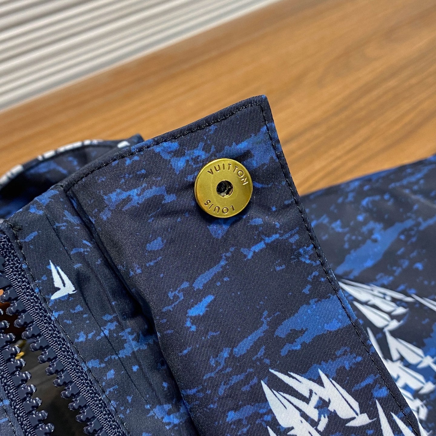 다크블루 윈드브레이커 (dark blue windbreaker)