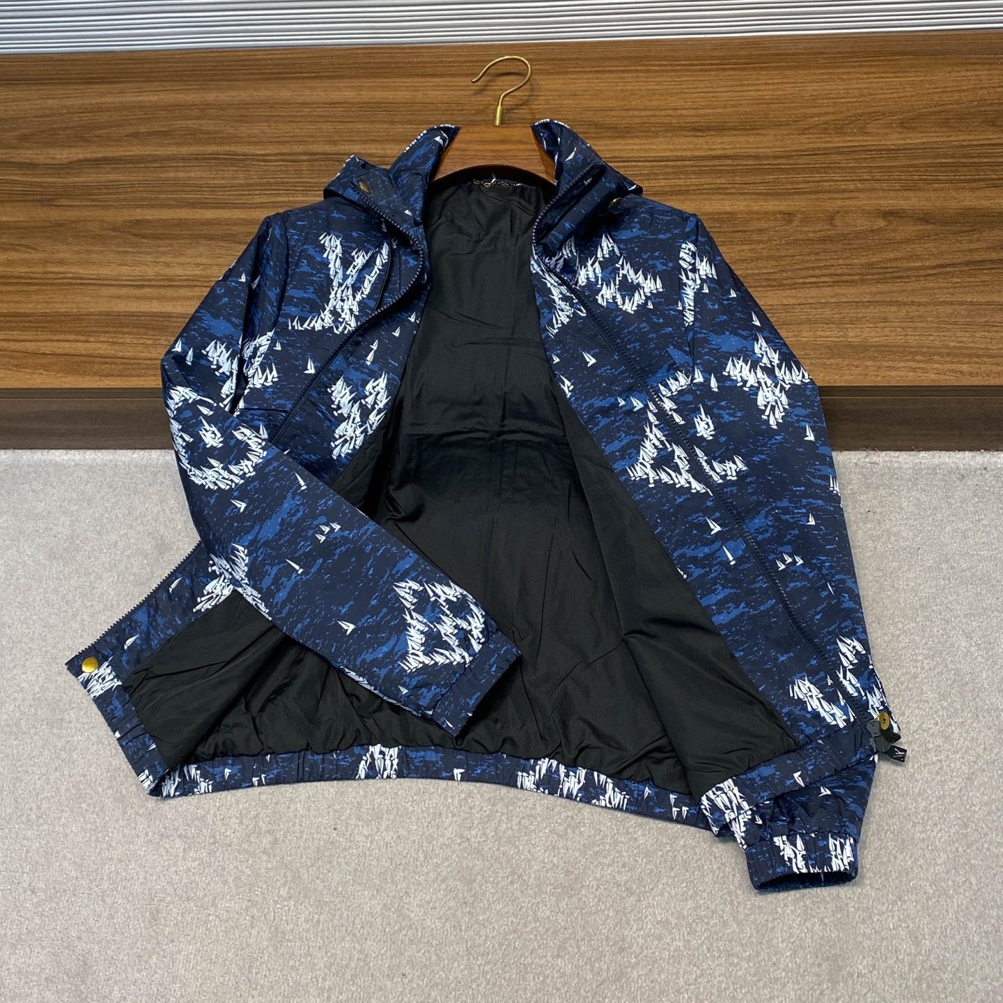 다크블루 윈드브레이커 (dark blue windbreaker)