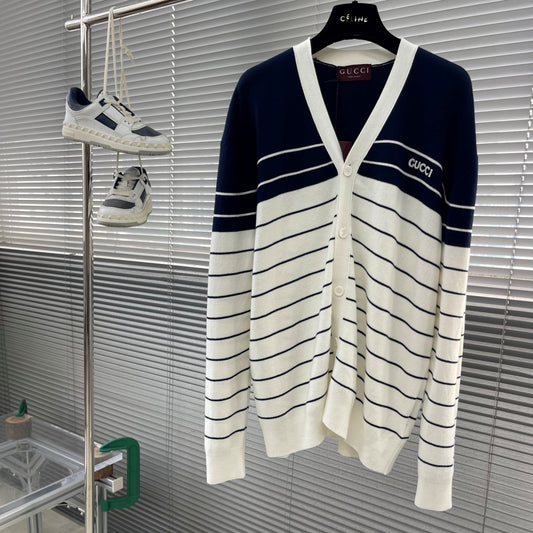 V넥 가디건 (V-neck cardigan)