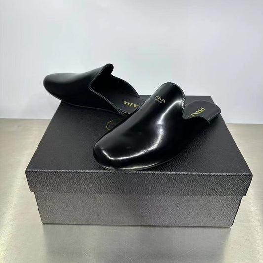 샤이니 레더 샌들 (Shiny leather sandals)