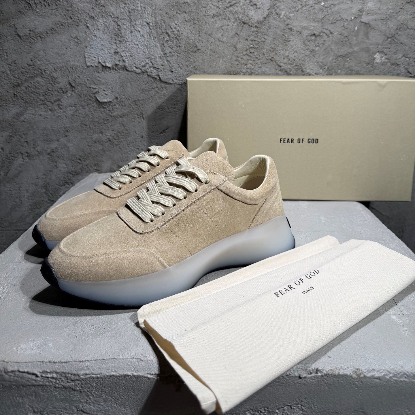 로우탑 스니커즈 (Low-top sneakers)