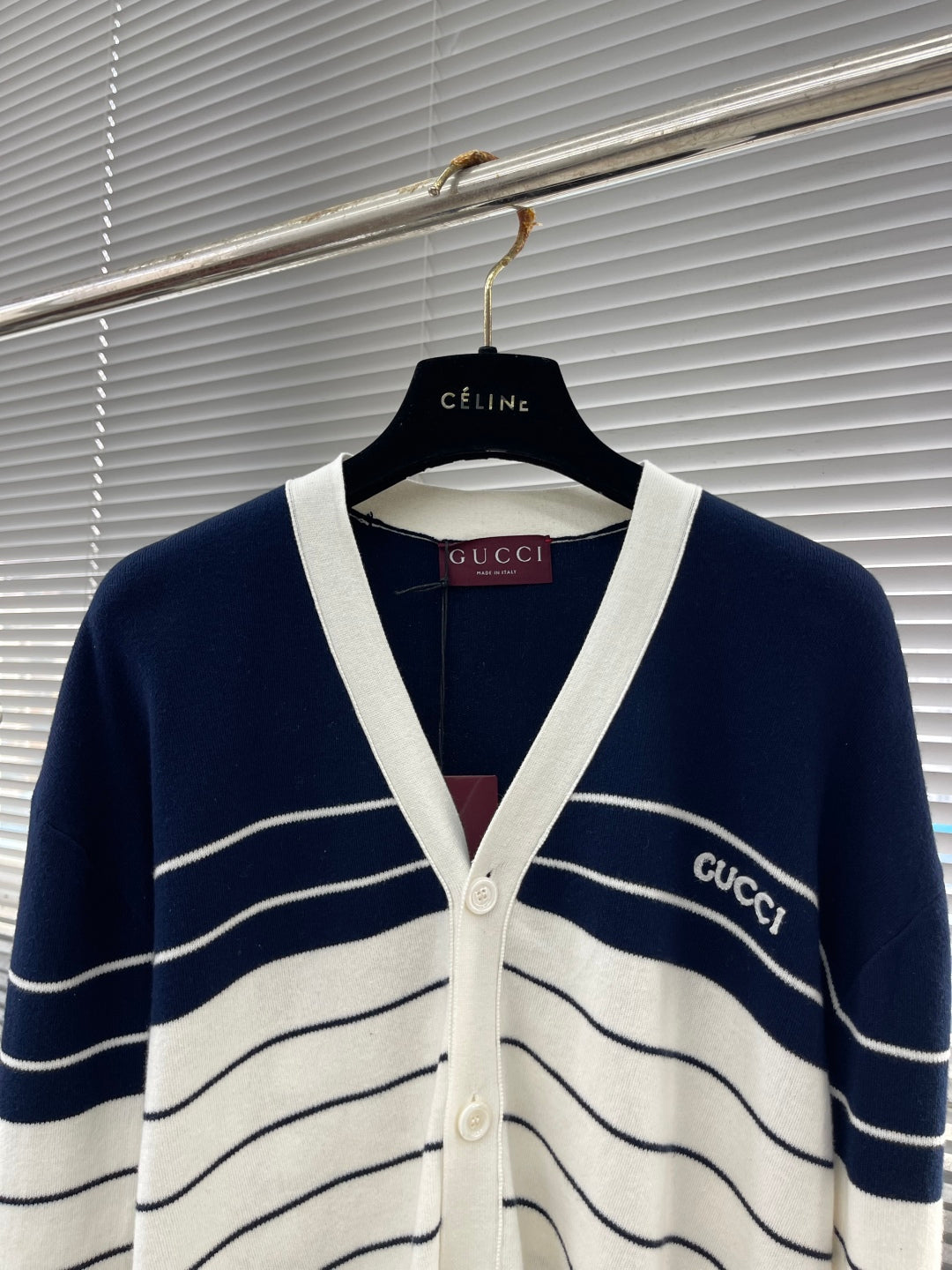 V넥 가디건 (V-neck cardigan)